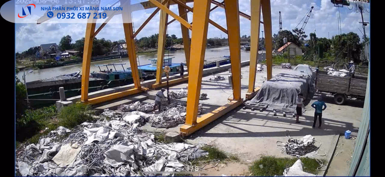 bốc dỡ xi mang tại kho